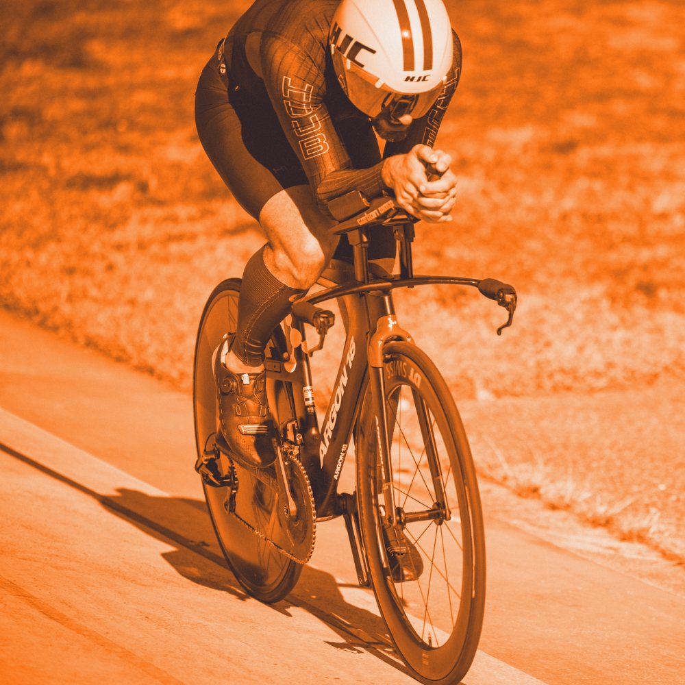 Cycliste en position aérodynamique dans le virage du vélodrome de Foix
