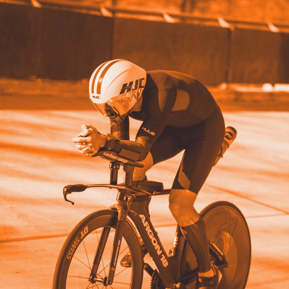 Rouleur de contre-la-montre avec casque profilé, sur la piste