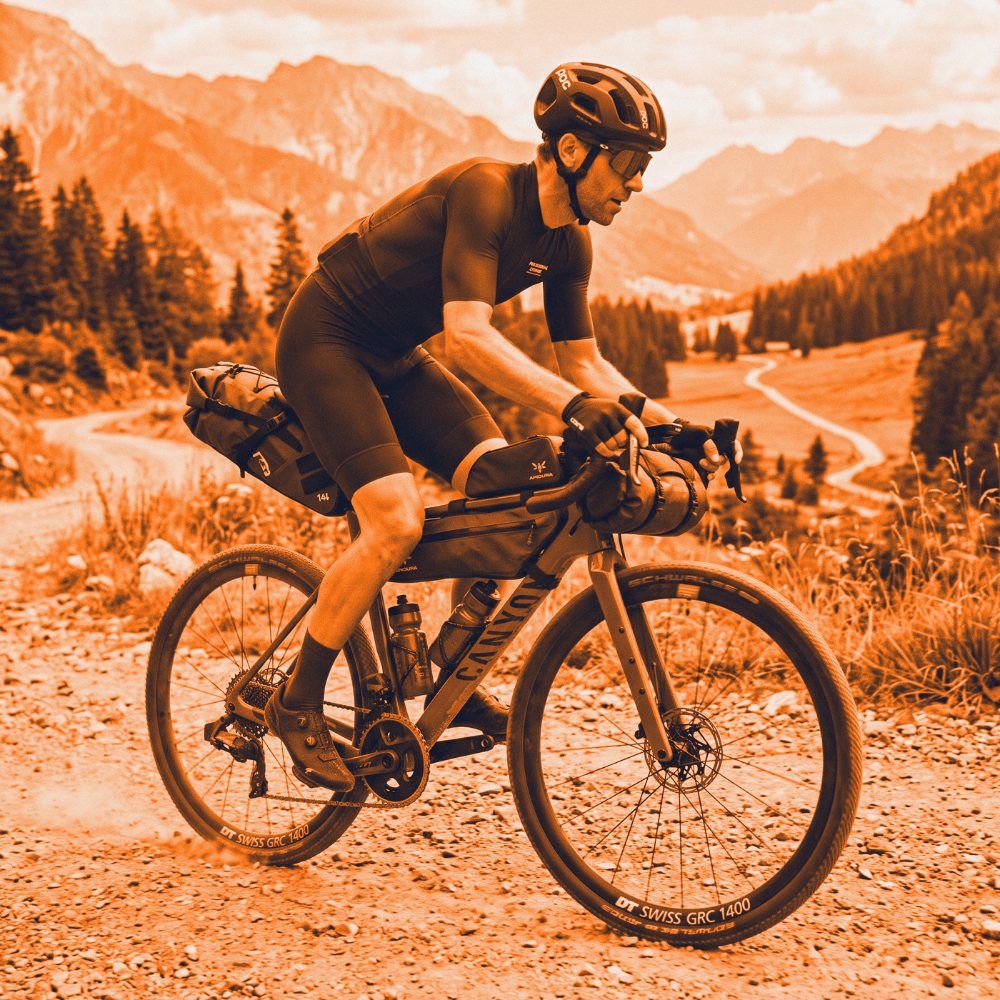 Image générée : cycliste de gravel équipé de sacoches sur un chemin de montagne