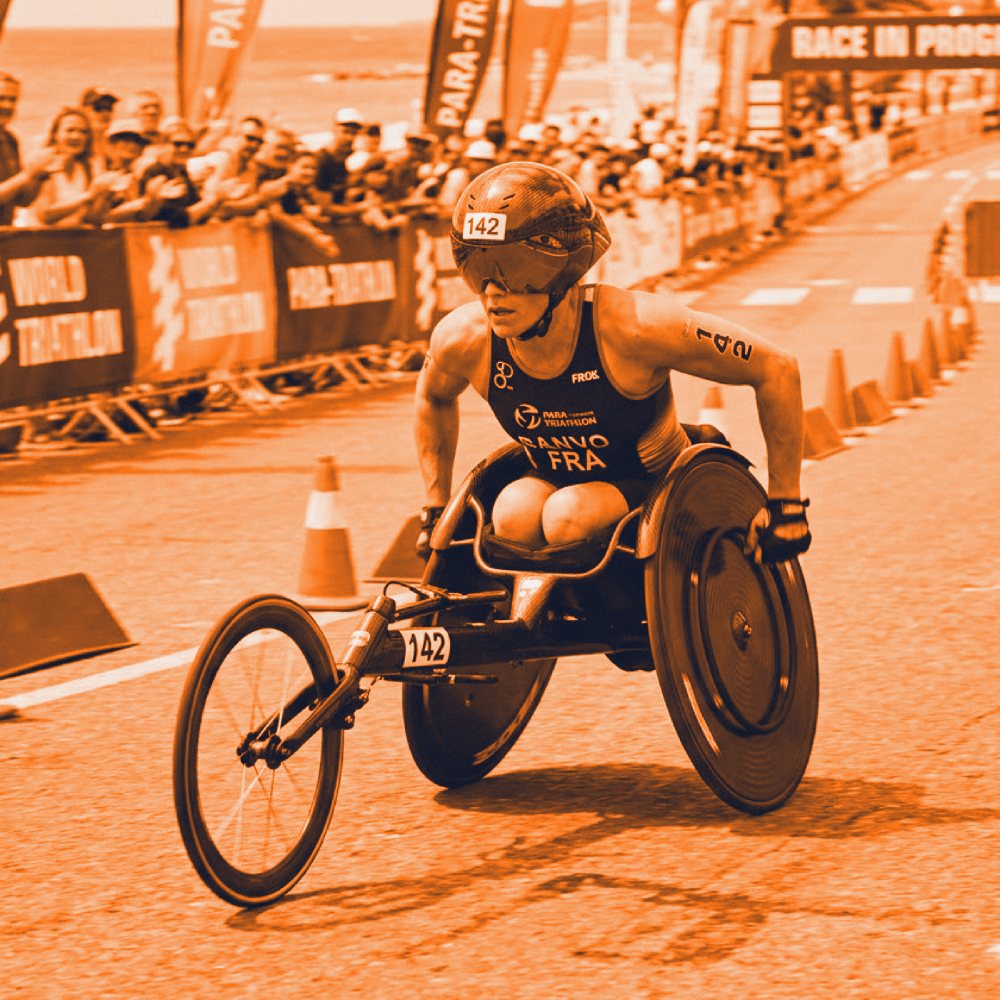 Image générée : para-triathlète en fauteuil de course